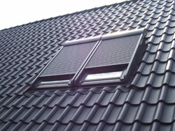 Velux Dachflächenfenster als Zwilling inkl. Rolladen im Zuge einer Dachumdeckung montiert.