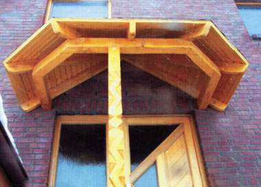 Vordach + verzierte Holzstütze